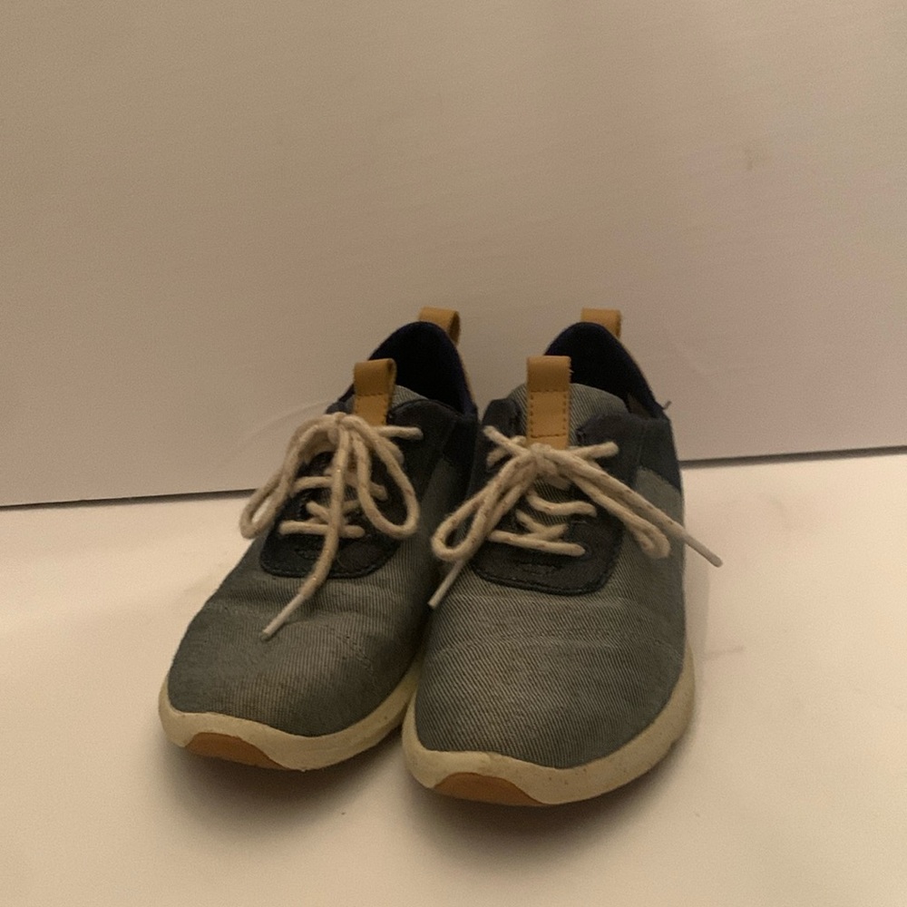 Grey and blue Tom’s sneakers